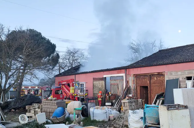 Un incendio calcina una nave industrial en la localidad de Valtuille de Arriba, en Villafranca del Bierzo