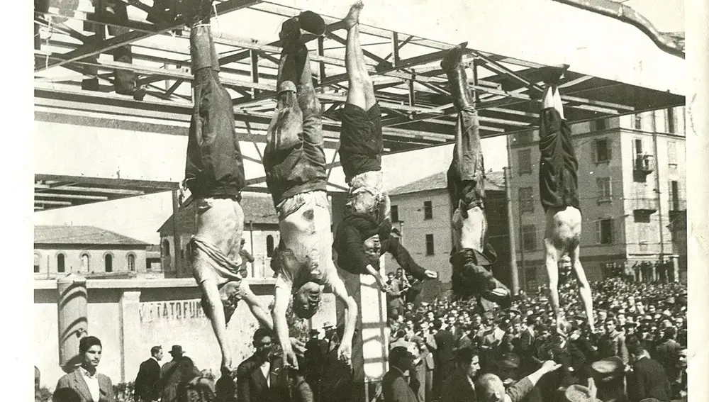 El cuerpo sin vida de Benito Mussolini junto al de su compañera Claretta Petacci y al de otros líderes fascistas fusilados, expuesto en Milán el 29 de abril de 1945, donde los fascistas italianos habían fusilado a algunos partisanos