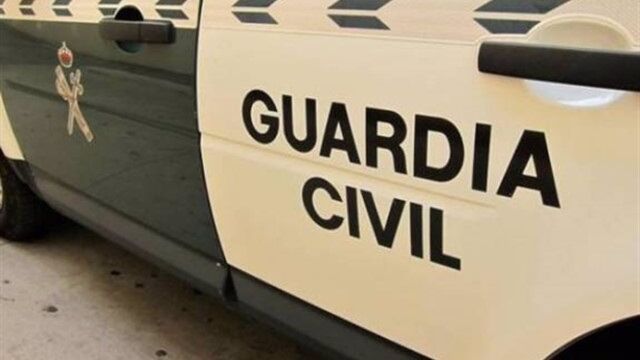 Roban varias cadenas de oro y una medalla de tres vírgenes en la iglesia parroquial de Cures en Boiro (A Coruña)
