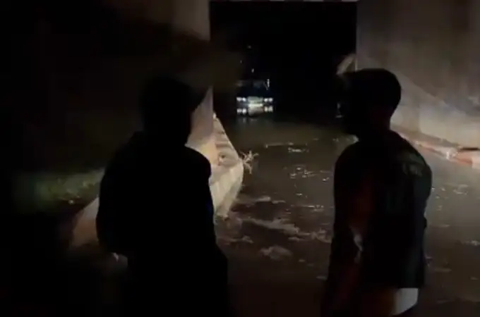 La Guardia Civil de Navarra rescata a una pareja de ecuatorianos cuyo coche estaba semi sumergido por una corriente de agua