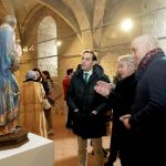 El presidente de la Diputación de Valladolid, Conrado Íscar, observa una de las piezas restauradas