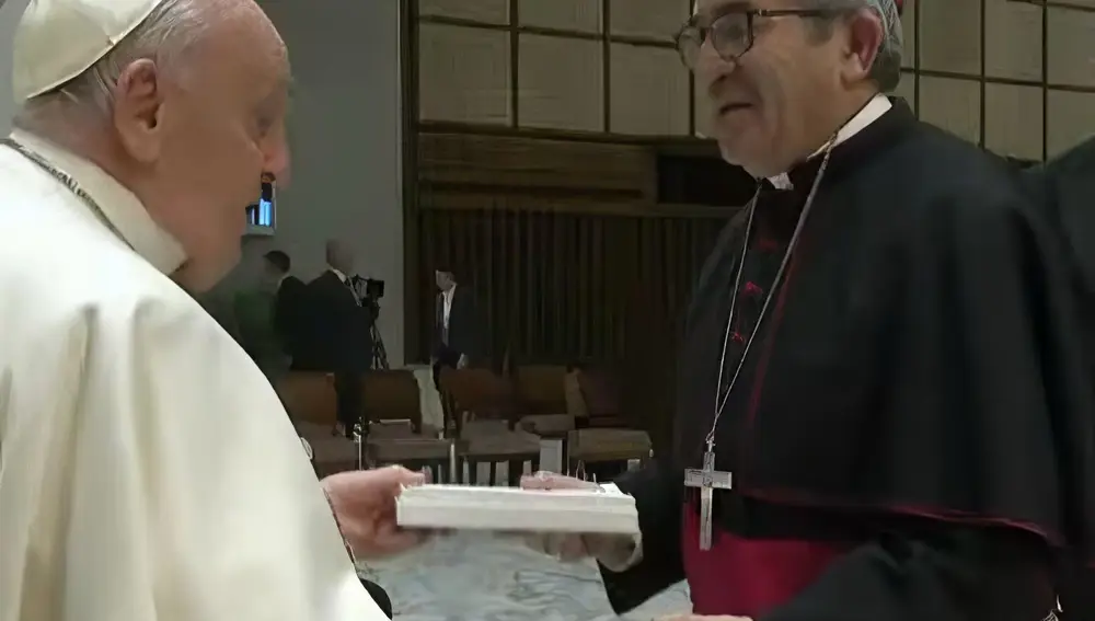 El arzobispo de Valladolid, Luis Argüello, saluda al Papa Francisco