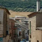 Una de las calles del pueblo más pobre de Castilla-La Mancha