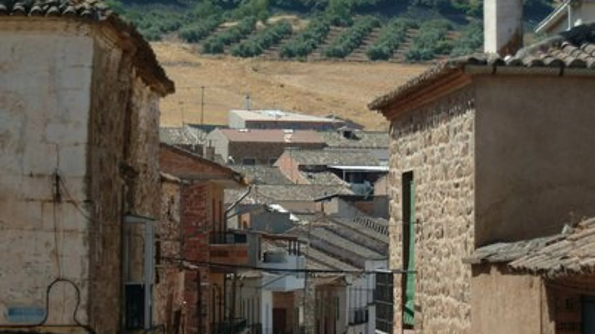 Una de las calles del pueblo más pobre de Castilla-La Mancha