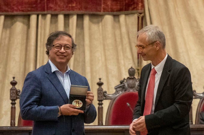 El rector de la USAL, Ricardo Rivero, entrega el reconocimiento a Gustavo Petro