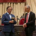 El rector de la USAL, Ricardo Rivero, entrega el reconocimiento a Gustavo Petro