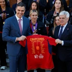 El presidente del Gobierno recibe a la selección española de fútbol femenino tras su victoria en la Liga de Naciones