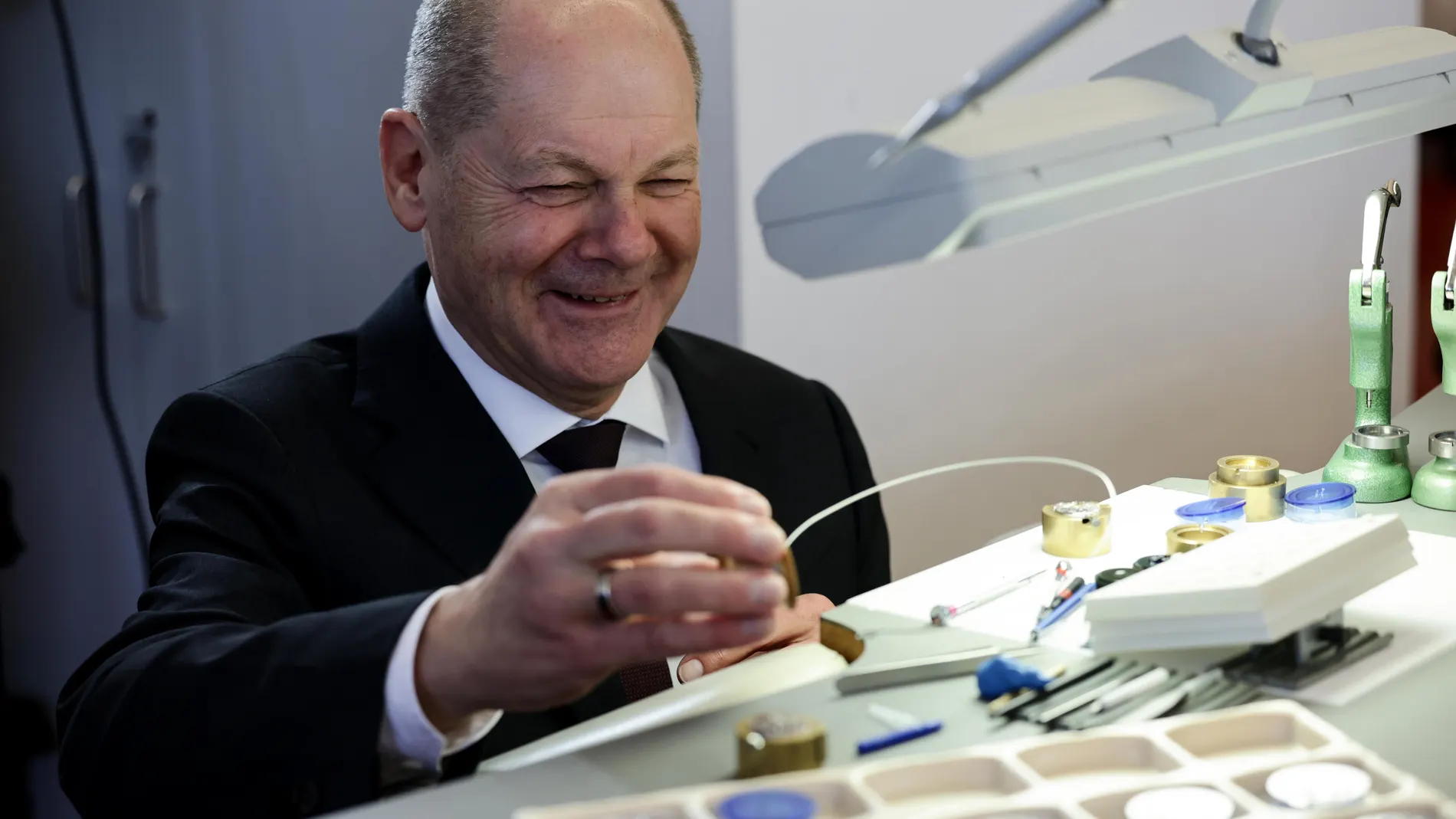 Glashuette (Germany), 29/02/2024.- German Chancellor Olaf Scholz works on a work piece in the German watch maker Nomos Glashutte production facility in Glashuette, Germany, 29 February 2024. (Alemania) EFE/EPA/JENS SCHLUETER / POOL 