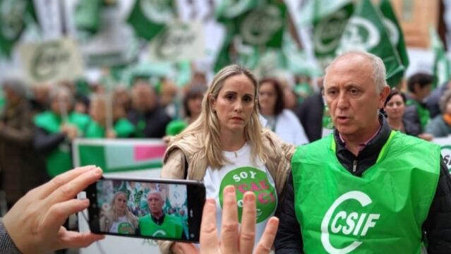 Victorino Girela, durante una concentración por la reclasificación del colectivo de TCAE en Sevilla