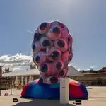 Una escultura gigante con forma de cabeza con ojos recibe en Matadero a los visitantes de la Semana del Arte