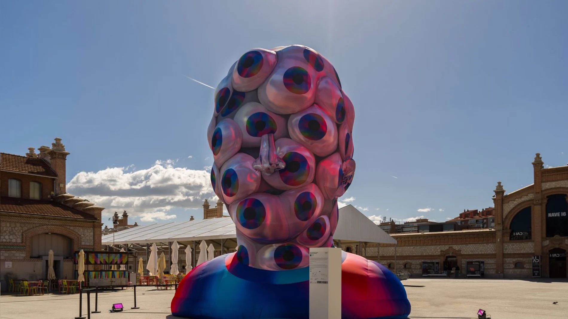 Una escultura gigante con forma de cabeza con ojos recibe en Matadero a los visitantes de la Semana del Arte