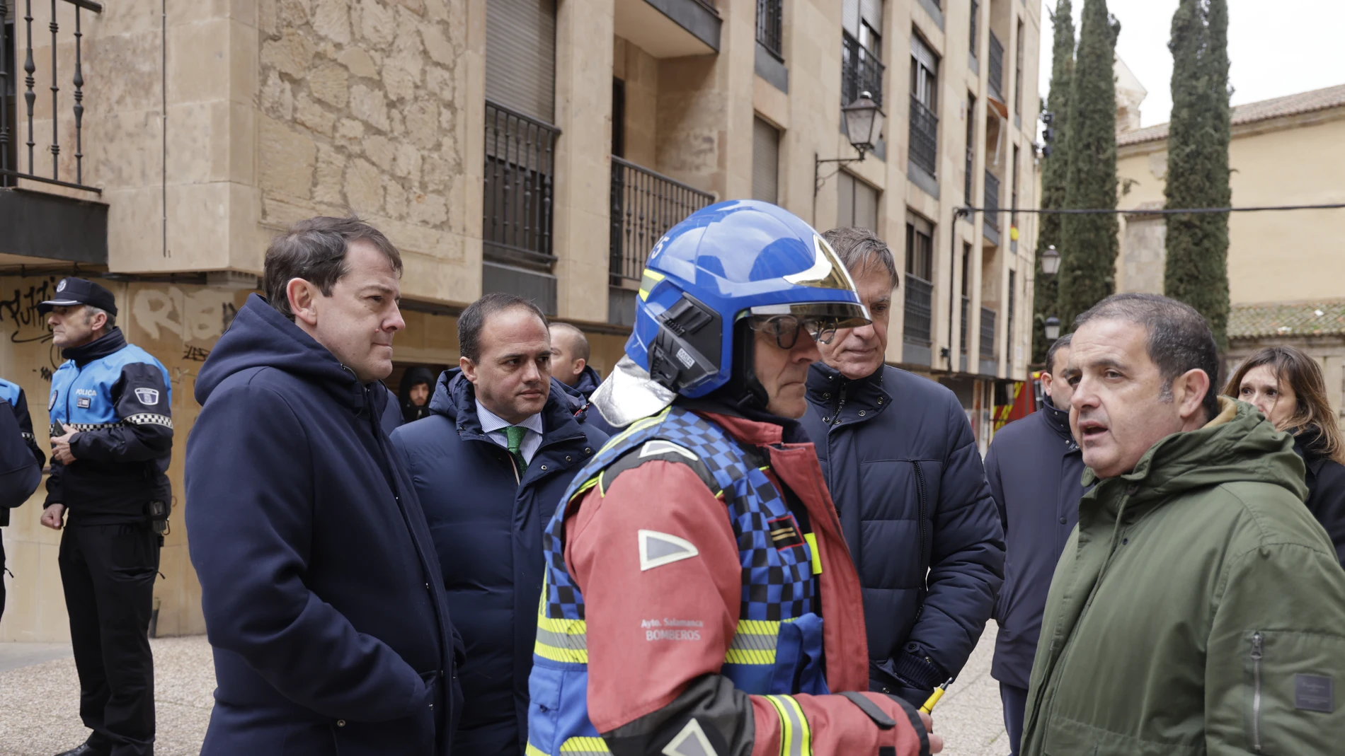 El presidente de la Junta de Castilla y León se interesa por los heridos en el incendio de Salamanca