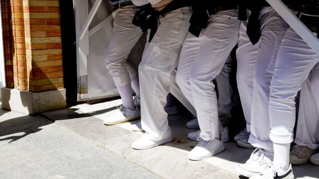 Costaleros bajo un paso de Semana Santa