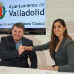 La concejala Blanca Jiménez y el presidente de IMPULSA IGUALDAD Castilla y León, Francisco Sardón, suscriben el convenio