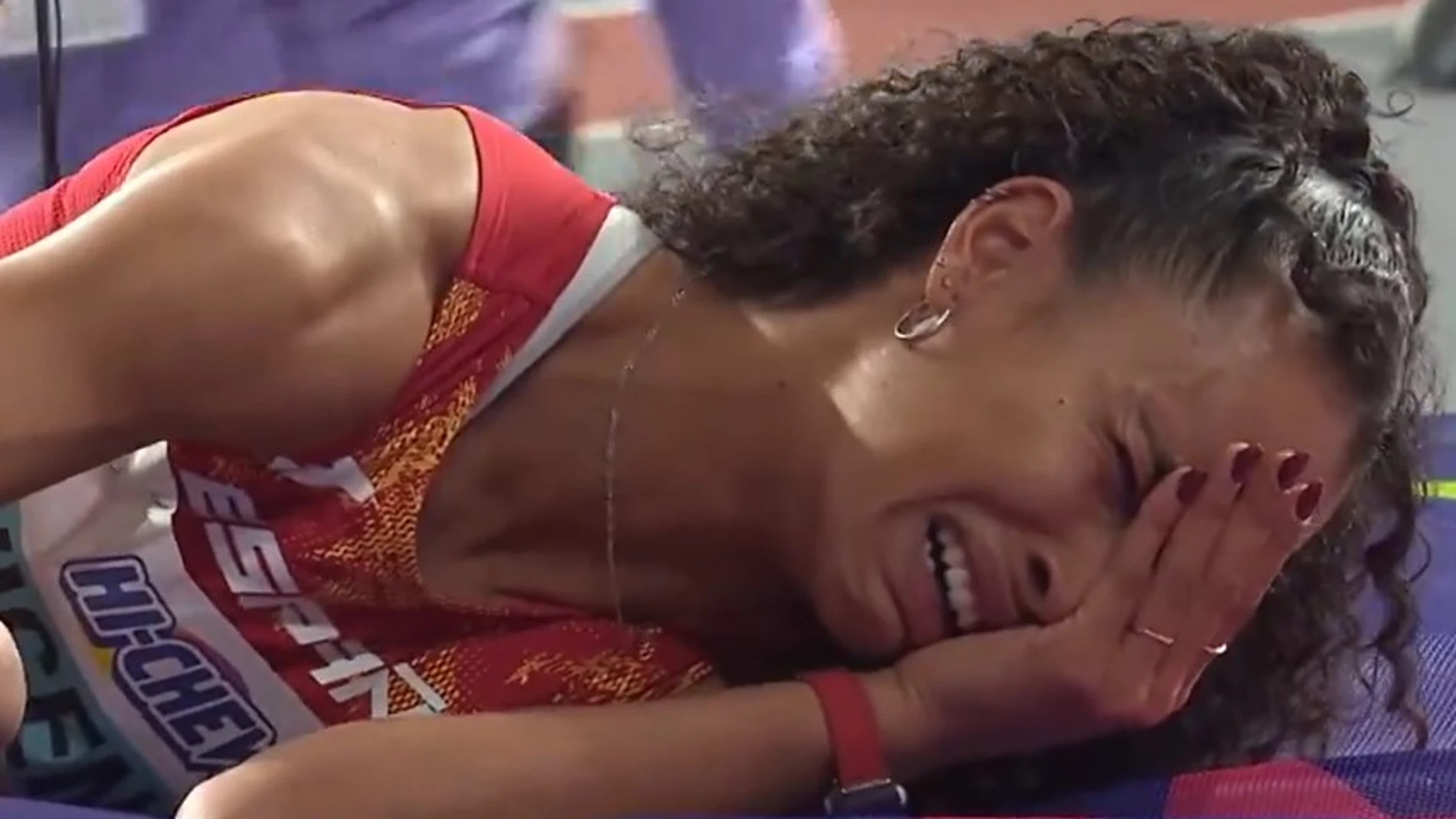 María Vicente llora después de lesionarse en el Mundial de Glasgow
