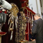 El Rey cumple con la tradición y acude a venerar al Cristo de Medinaceli 