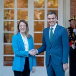 Sánchez recibe a la presidenta del Parlamento Europeo, Roberta Metsola