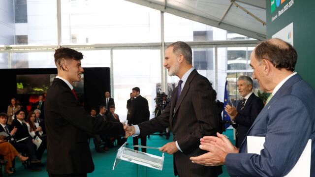 El nadador vallisoletano paralímpico Luis Huerta recibe una de las Becas Iberdrola de manos de Felipe VI
