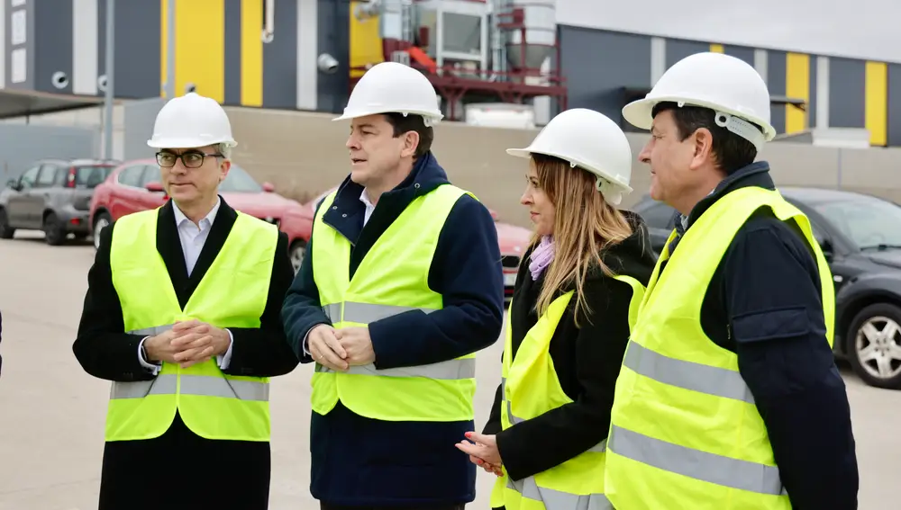 Fernández Mañueco durante la visita a las obras