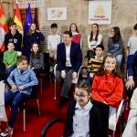Mañueco retorna a las aulas para celebrar los 50 años de su colegio