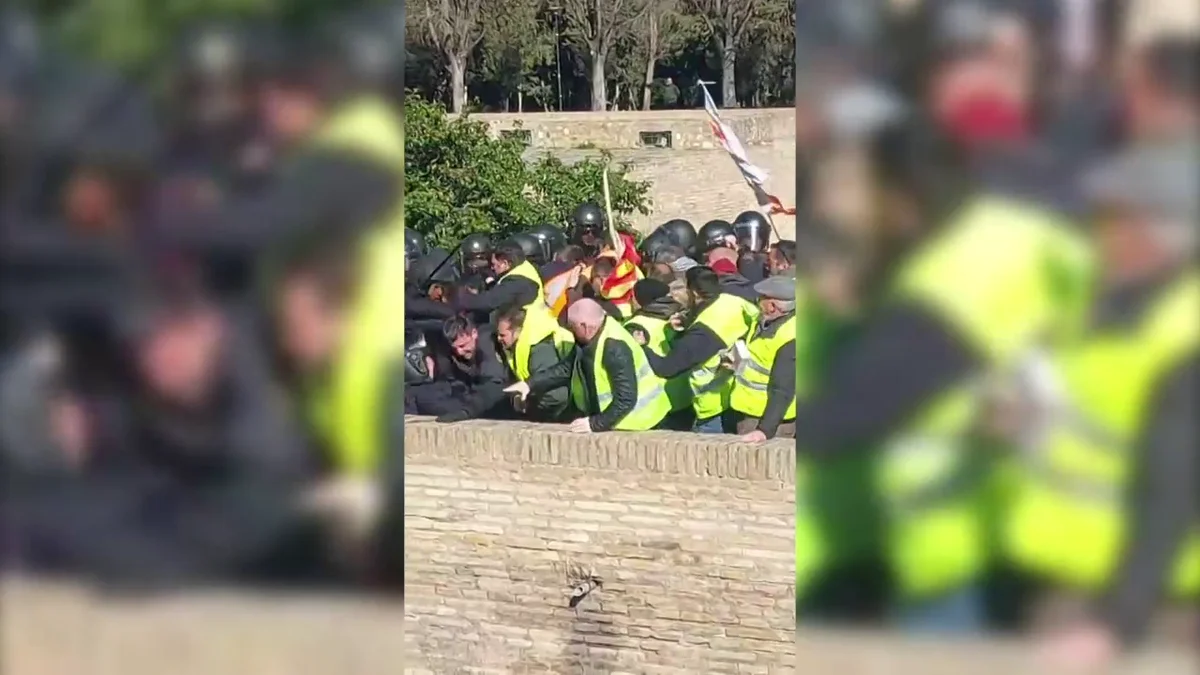 Un grupo de agricultores se enfrenta a la policía en Zaragoza y anima a arrojar a los agentes a un foso