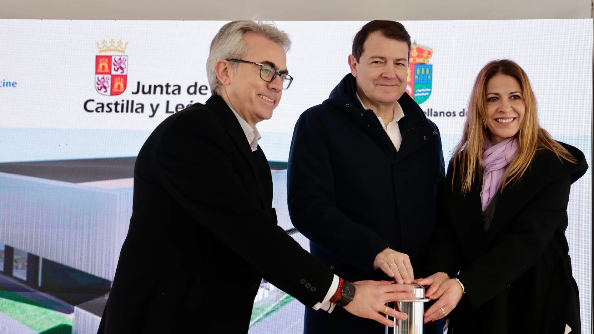 Alfonso Fernández Mañueco, visita las obras de la nueva planta de Novartis en Castellanos de Moriscos, provincia de Salamanca. Le acompañan entre otros, Jesús Ponce, presidente de Novartis España y Victoria Manjón, alcaldesa de Castellanos de Moriscos.