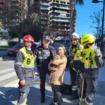 Coco, junto a su dueña, ocho días después del trágico incendio en Valencia