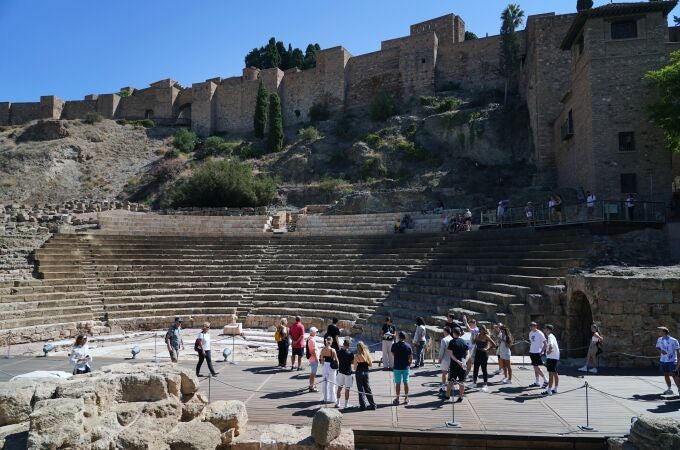 Varios turistas visitan el Teatro Romano de Málaga