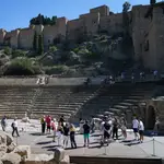 Varios turistas visitan el Teatro Romano de Málaga