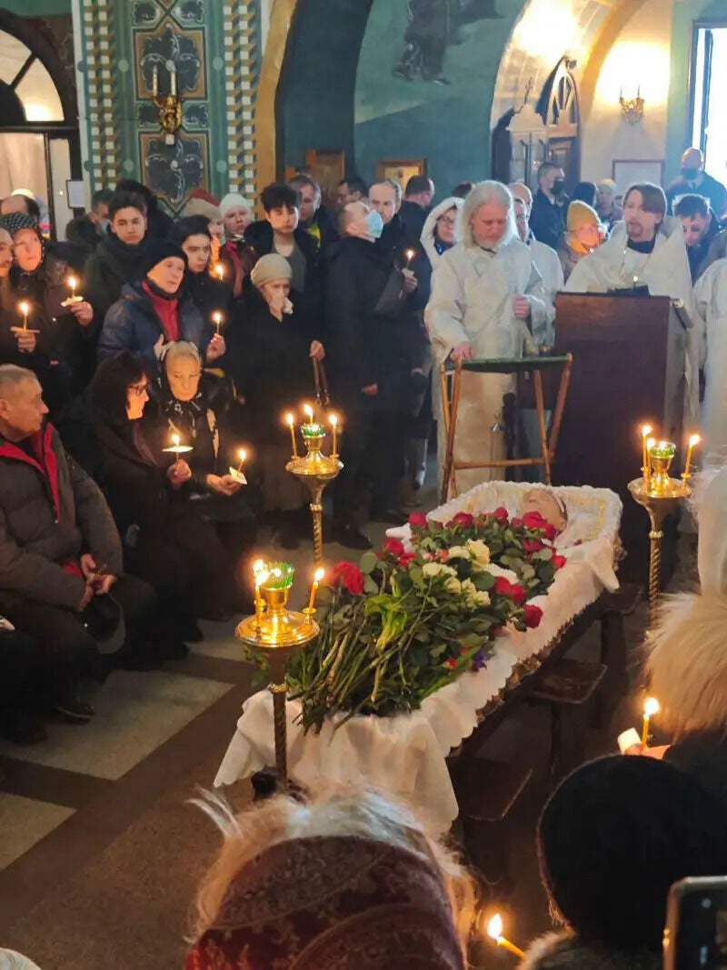 El féretro con los restos de Alexei Navalny dentro de la iglesia donde se ha oficiado el funeral en Moscú