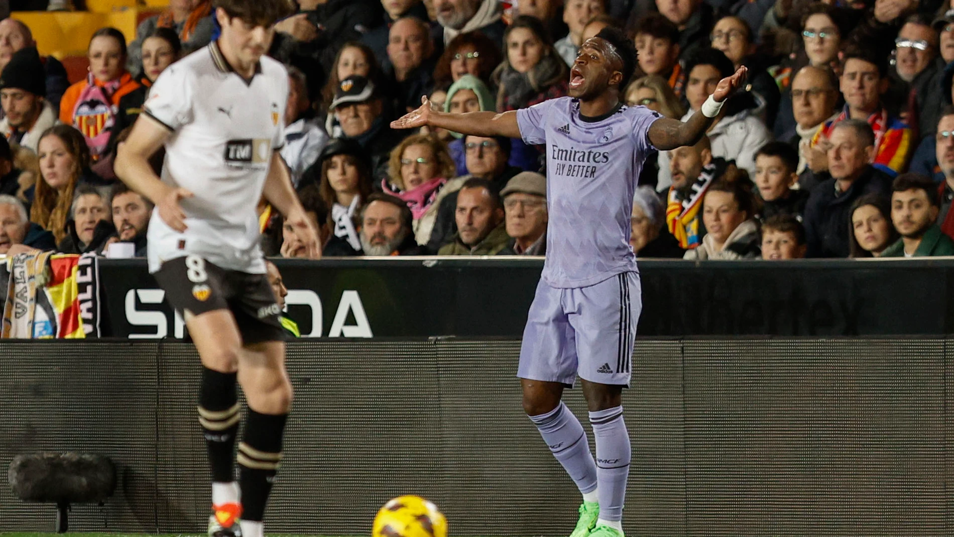 VALENCIA, 02/03/2024.- O atacante brasileiro do Real Madrid, Vinicius Junior, durante o jogo correspondente à 27ª jornada da Primeira Divisão que Valência e Real Madrid disputam hoje, sábado, no estádio Mestalla, em Valência. EFE/Kai Forsterling.