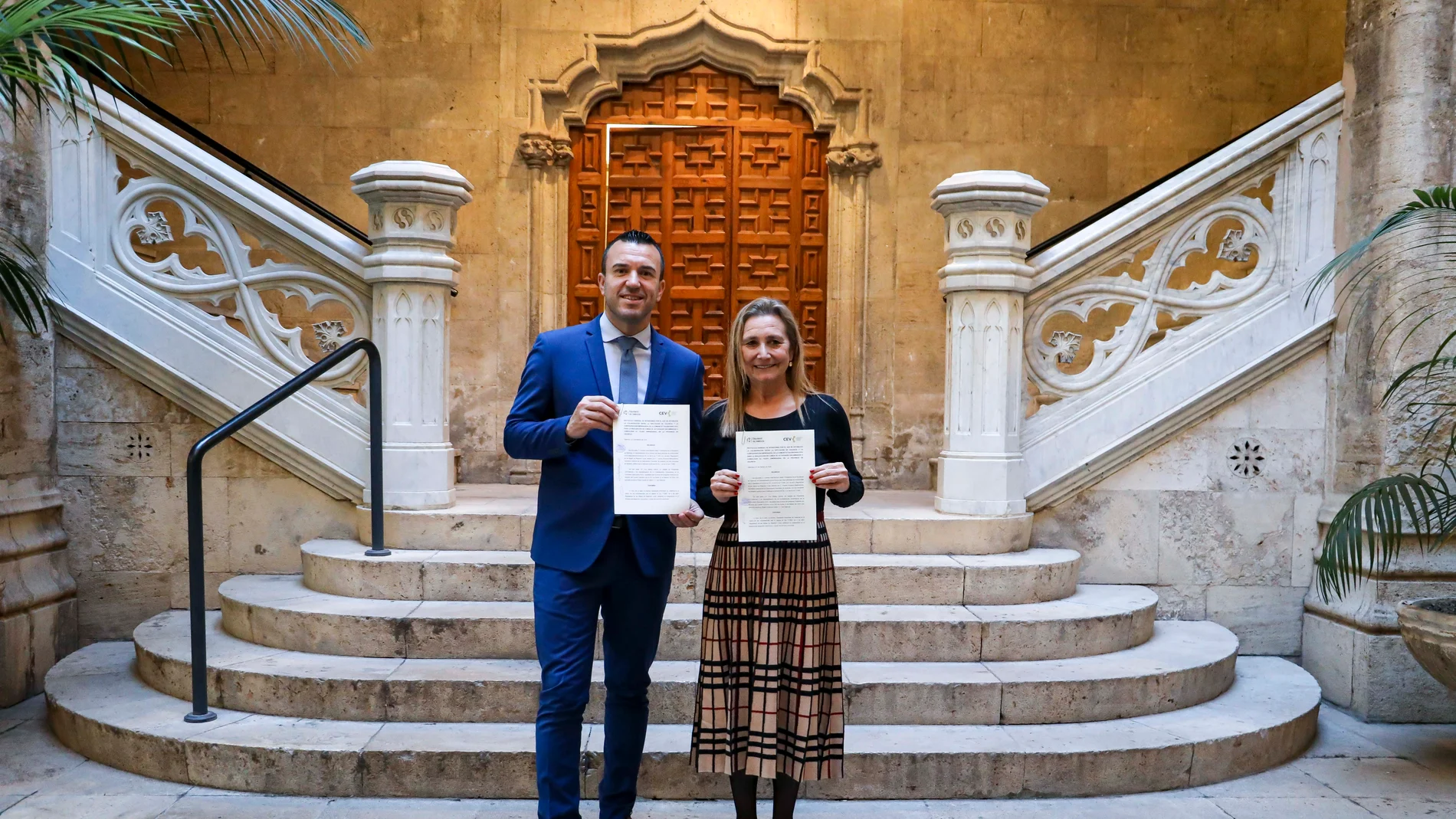 El presidente de la Corporación provincial, Vicent Mompó, y la presidenta de la CEV Valencia, Eva Blasco