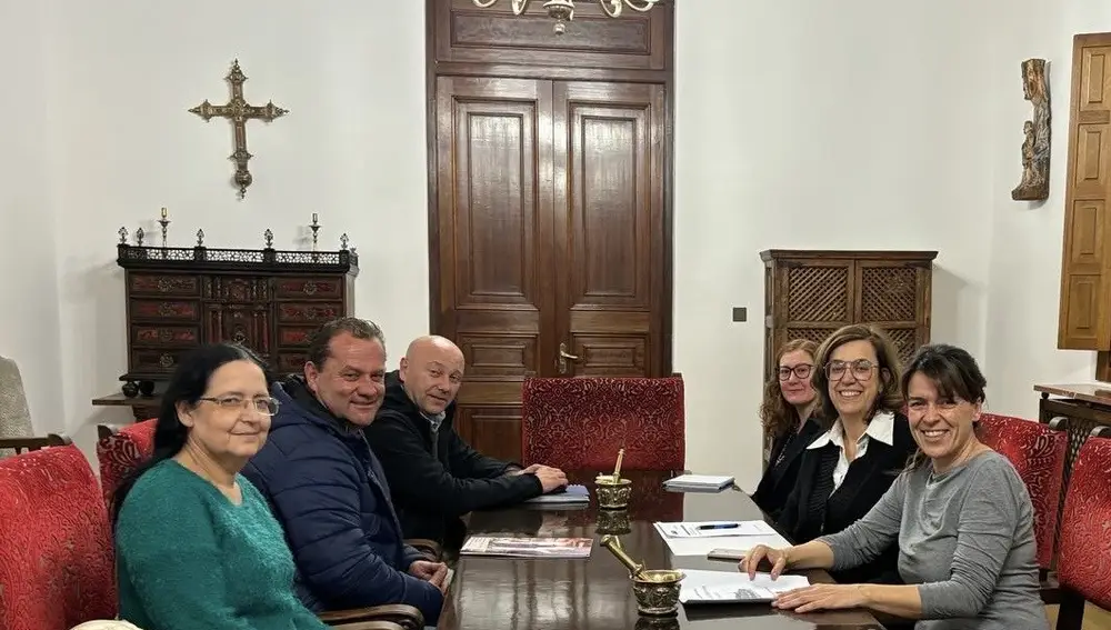 La presidenta de la Diputación de Palencia, Ángeles Armisén, se reúne con los representantes de Fuentes de Nava