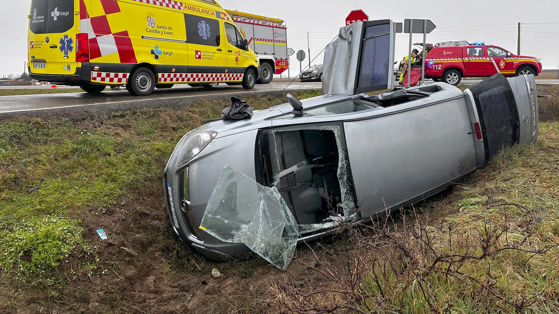 Accidente de tráfico entre dos vehículos en el cruce de LE-411 y LE 412, en La Antigua (León), en el que seis personas resultaron heridas