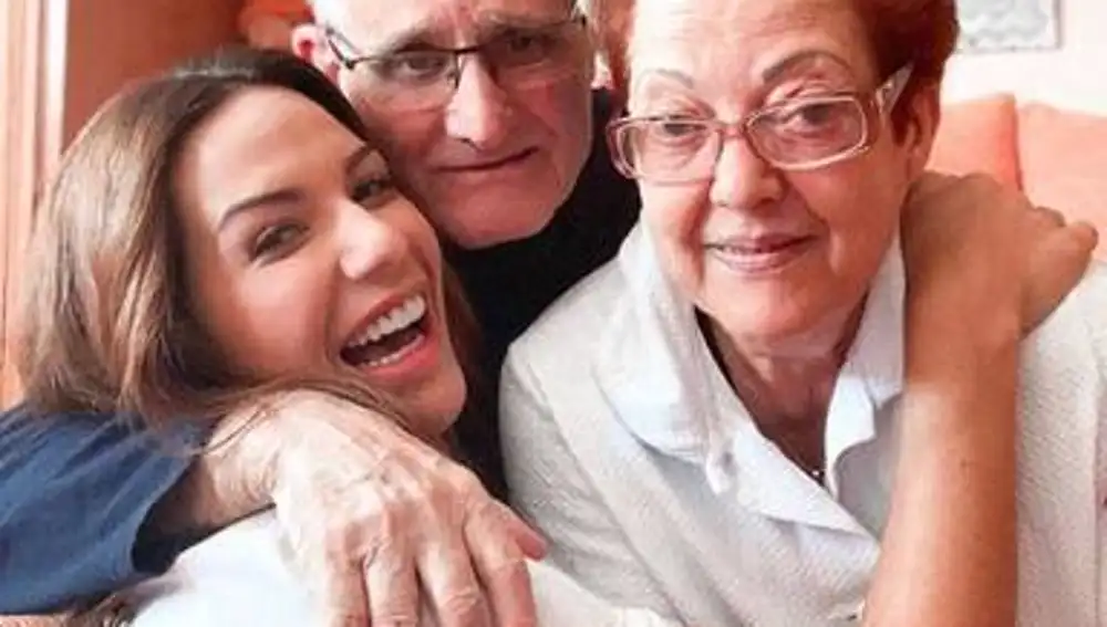 Tamara Gorro junto a sus abuelos