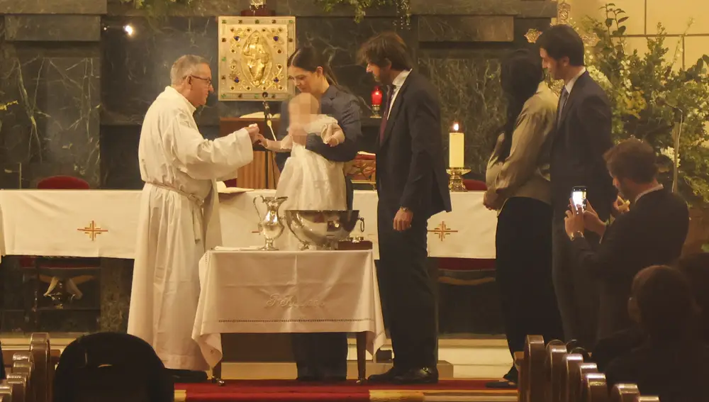 Momento del bautizo de la hija de Álvaro Falcó e Isabelle Junot 