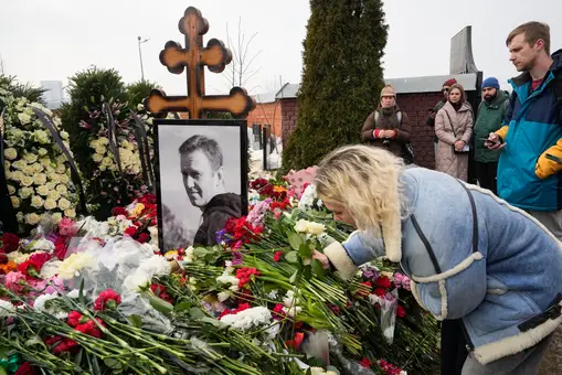 Los seguidores de Navalni no le abandonan: cientos de rusos se concentran frente a su tumba el día después de su entierro