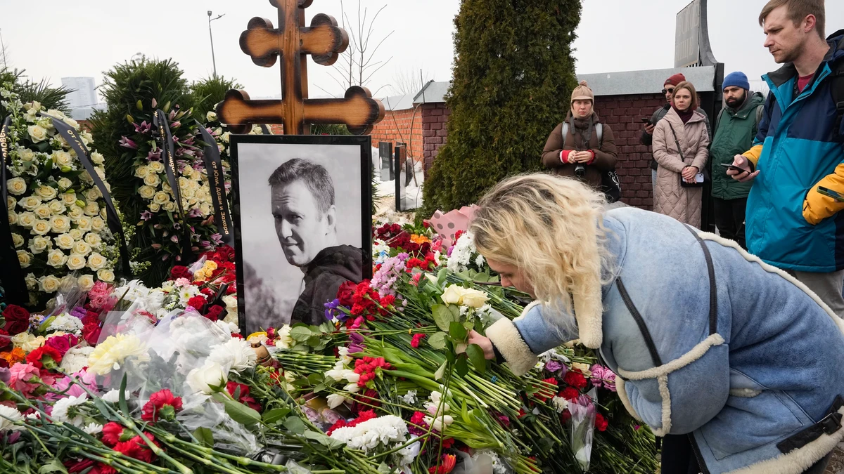 Los seguidores de Navalni no le abandonan: cientos de rusos se concentran frente a su tumba el día después de su entierro