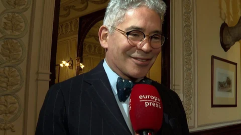 Boris Izaguirre se moja ante las fotografías de Genoveva Casanova
