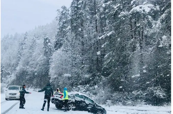 La Guardia Civil de Navarra rescata un automóvil a punto de caer a un río por las nevadas