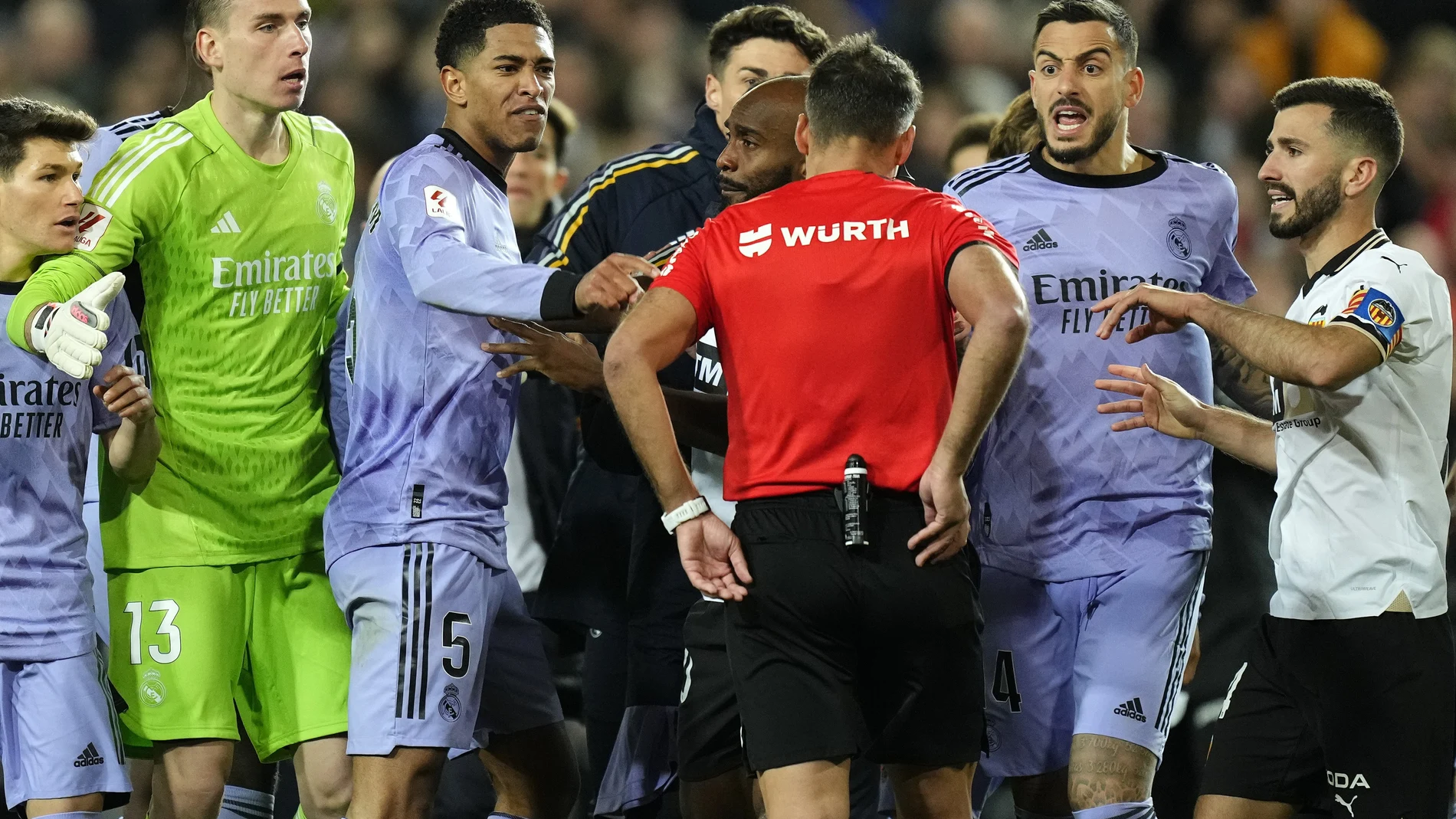 El tremendo enfado del Real Madrid contra Gil Manzano, el árbitro contra el Valencia