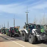 Llegada de una de las caravanas de tractores a El Arenal