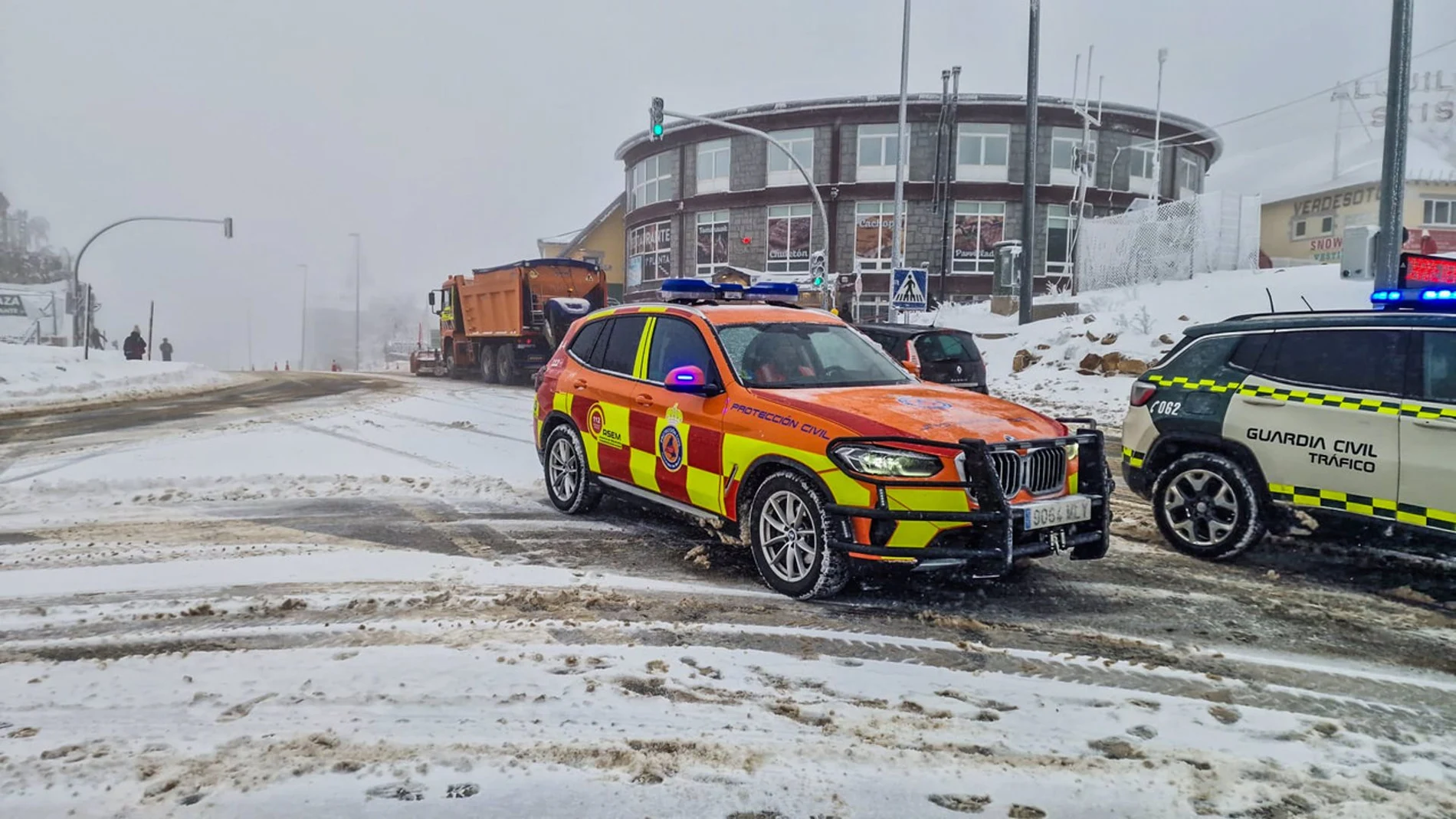 MADRID.-AMP.- Emergencias 112 pide circular con cadenas en Navacerrada y Cotos y con precaución en toda la Sierra por la nieve