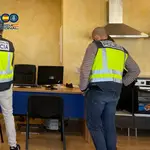 Dos agentes de Policía Nacional inspeccionan la tienda de electrodomésticos