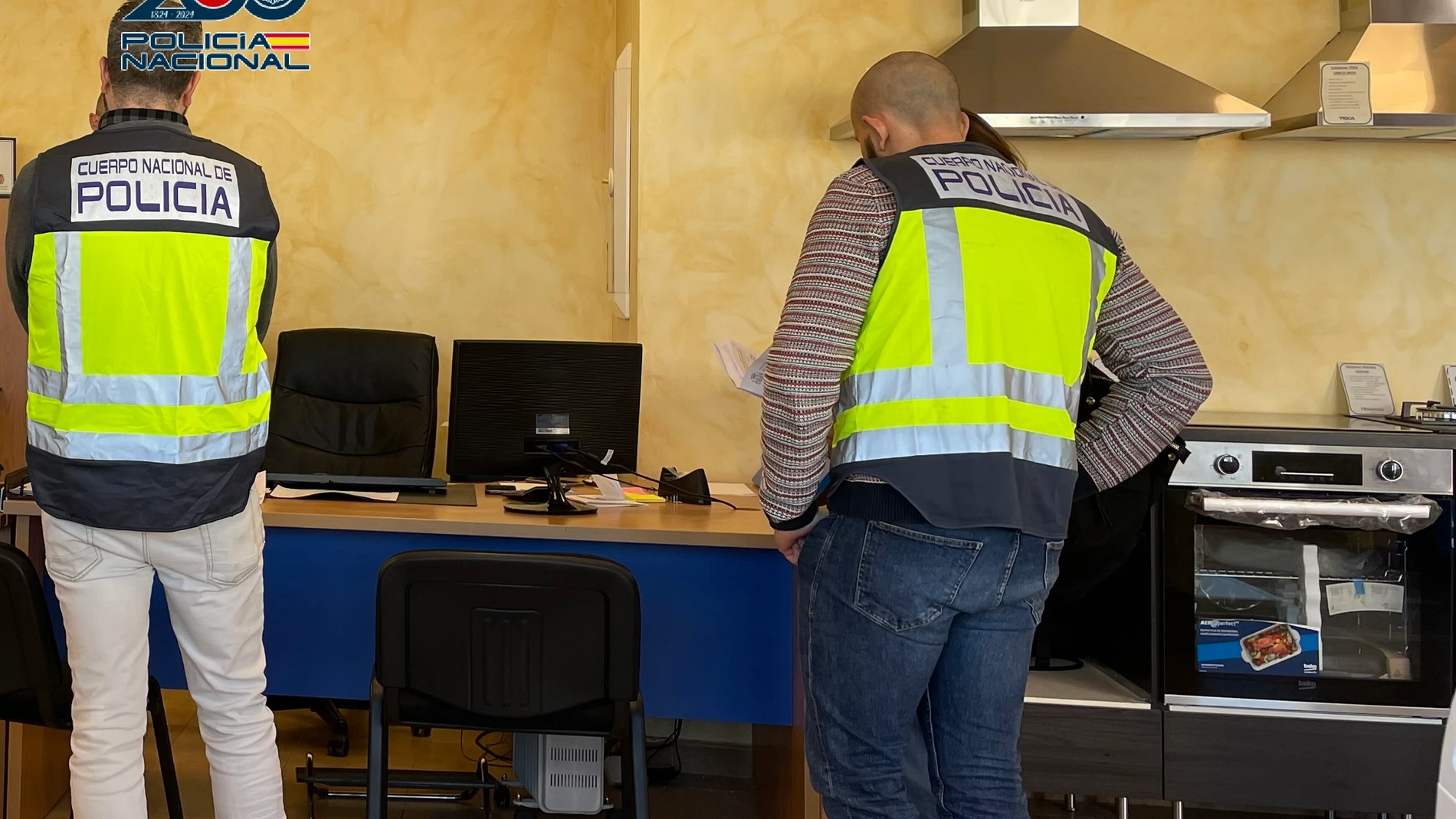 Dos agentes de Policía Nacional inspeccionan la tienda de electrodomésticos POLICÍA NACIONAL 04/03/2024