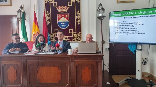 El alcalde de Barbate, Miguel Molina (AxSí), bajo el escudo de la localidad