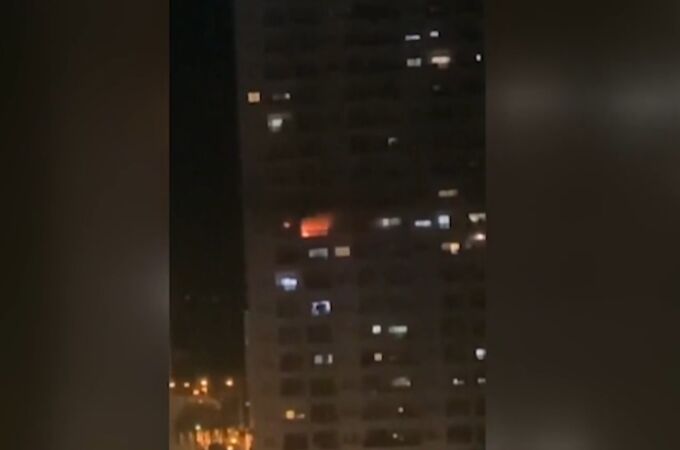 Imagen del incendio declarado la pasado noche en la Vila Joiosa, con tres fallecidos