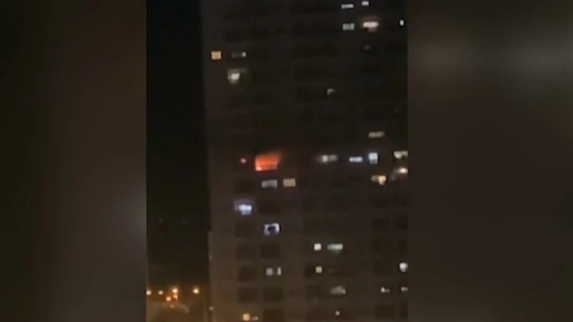 Imagen del incendio declarado la pasado noche en la Vila Joiosa, con tres fallecidos