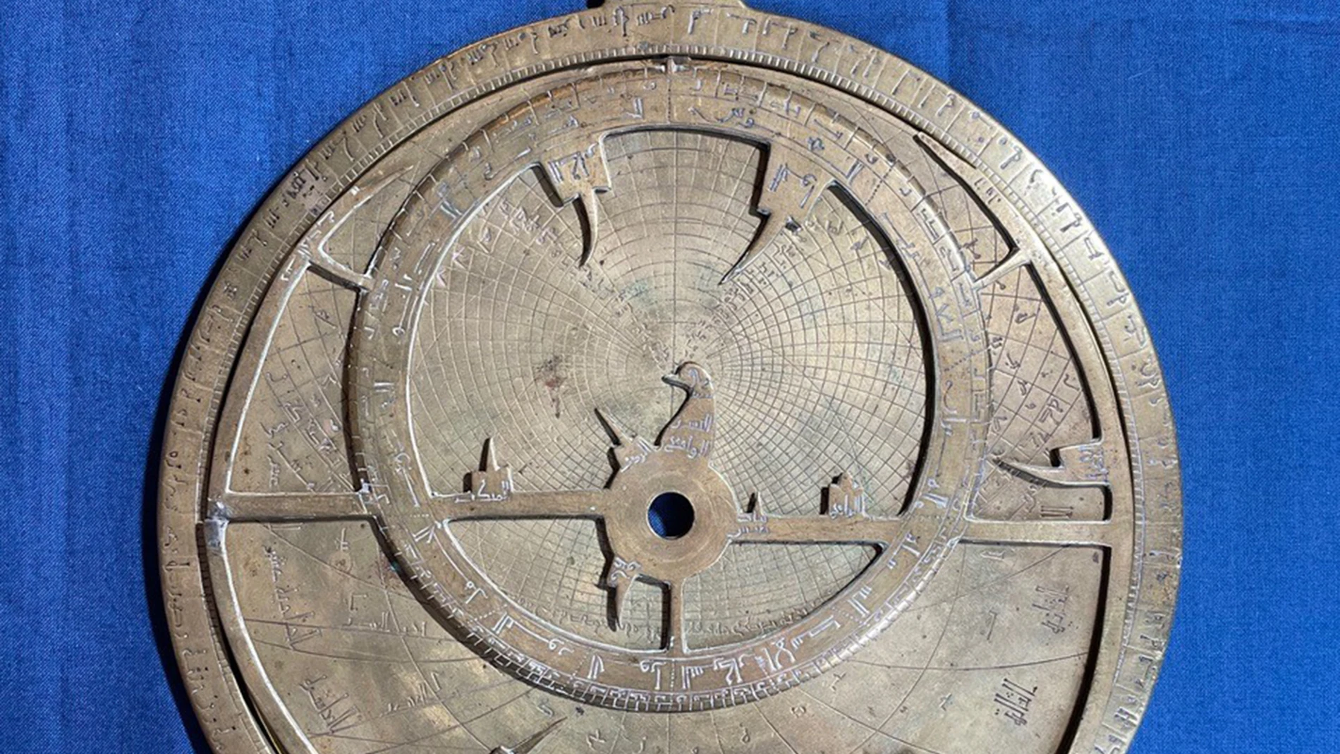 MADRID, 04/03/2024.- Un objeto “increíblemente raro”, así describe la investigadora Federica Gigante un astrolabio fabricado en la España andalusí en el siglo XI. Un instrumento adaptado, traducido y corregido por sus varios usuarios, con inscripciones en árabe y hebreo, el cual ha sido ahora identificado en un museo de Italia. EFE/Federica Gigante/Universidad de Cambridge -SOLO USO EDITORIAL/SOLO DISPONIBLE PARA ILUSTRAR LA NOTICIA QUE ACOMPAÑA (CRÉDITO OBLIGATORIO)-