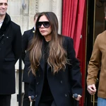 Victoria Beckham con muletas saliendo de su hotel en París.